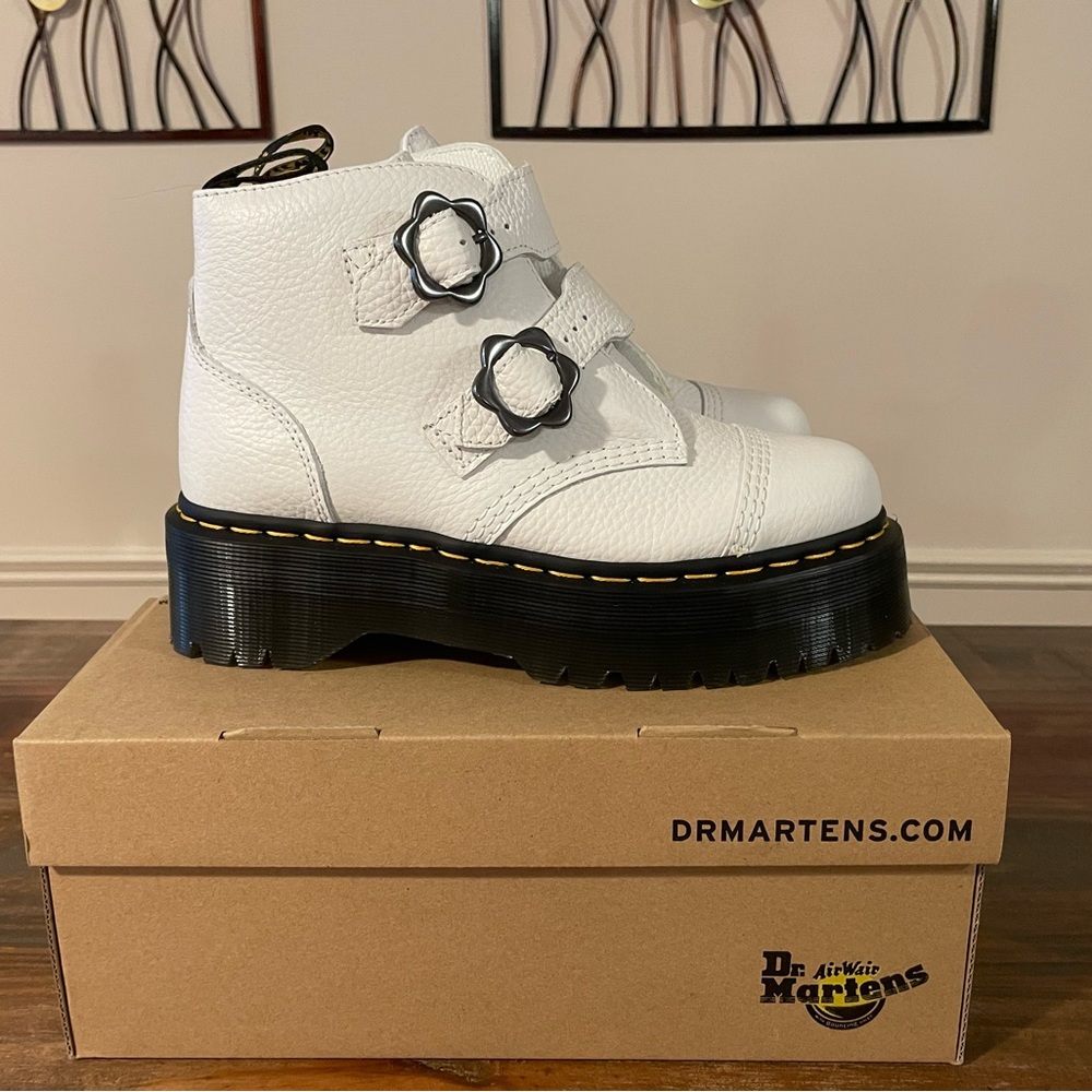 NIB Dr Martens Devon Flower Size 8 / EU 39